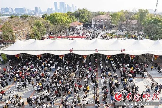 2月21日，橘子洲景区入口大批游客排队入园。 长沙晚报全媒体记者 邓迪 摄