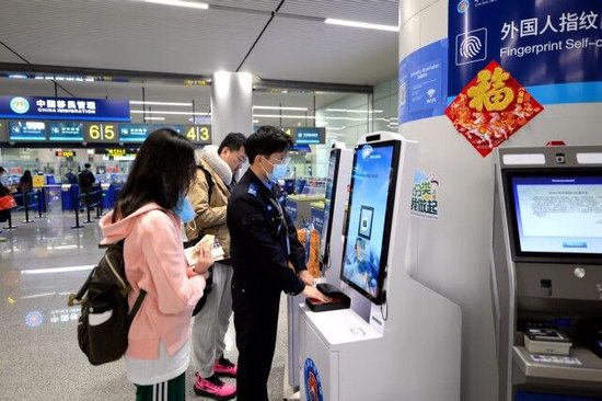 （长沙黄花机场口岸，工作人员正在指引旅客网上填报信息。通讯员 摄）