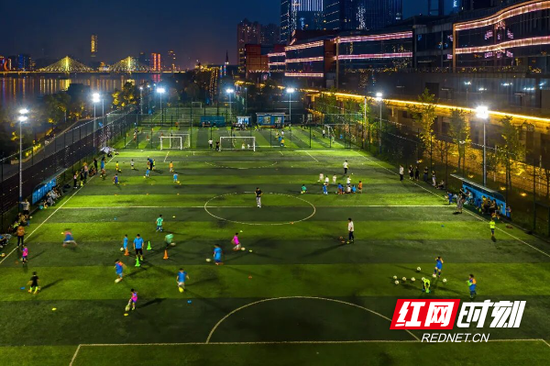 滨江足球场内，少年奔跑在绿茵场上，挥洒激情与汗水。