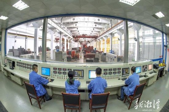 湘电股份建设的湖南省大中型高效电机科技成果转化中试基地正在进行电机试验。