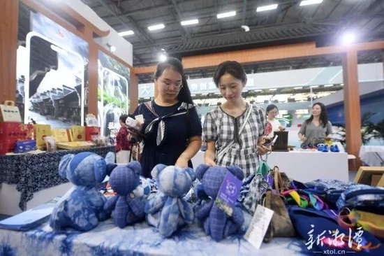 展馆摆满了精美的文创产品。
