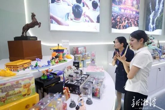 湘潭展馆摆满了精美的文创产品。