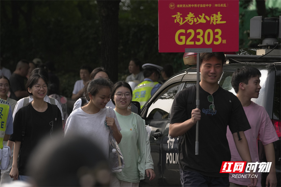 师大附中考点，考生有序进场。（摄影记者 张必闻）