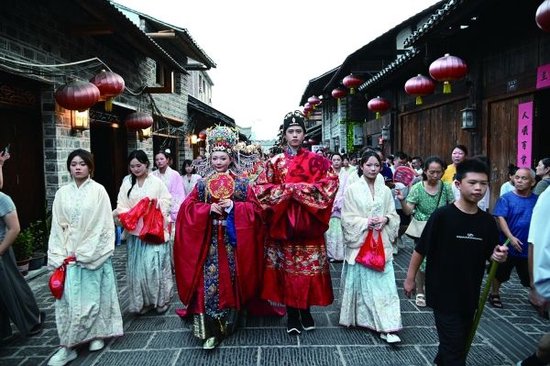第二届“缘起都梁·王城迎亲”明制集体婚礼现场。滕中治&nbsp;摄