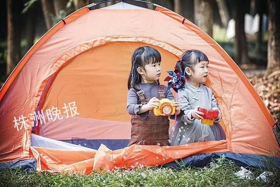 周末,家长们带孩子外出,图为小朋友在帐篷聚会(本组图片/记者肖蓉 摄)
