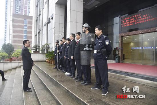 安化法院执行干警。