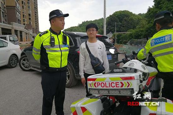 公务员考生在邵阳交警执勤民警的帮助下找回准考证及身份证，及时参加考试。