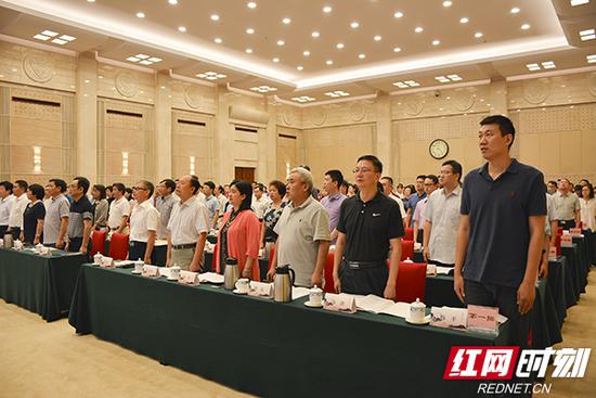 全体起立,唱国歌。