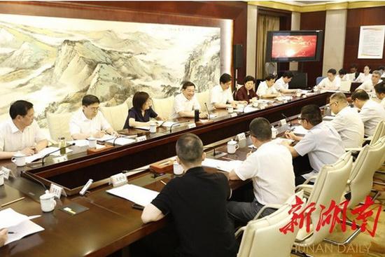  5月30日下午，湖南省委书记杜家毫来到湖南广播电视台，就进一步深化国有文化企业改革发展、加快文化强省建设进行专题调研。