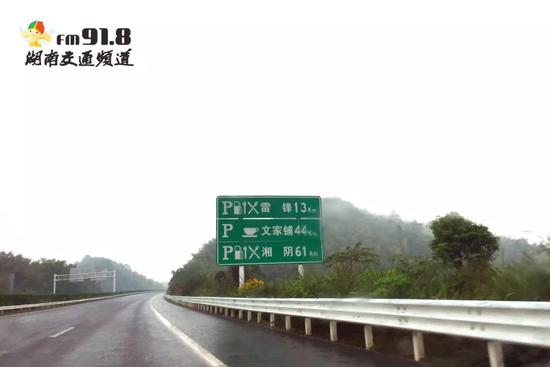沿线设计8个收费站: