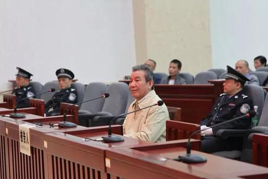 被告人陈三新出庭受审
