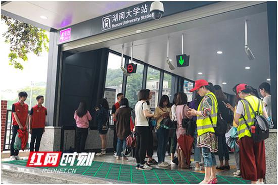 湖南大学地铁站，志愿者倡导和服务市民文明出行。