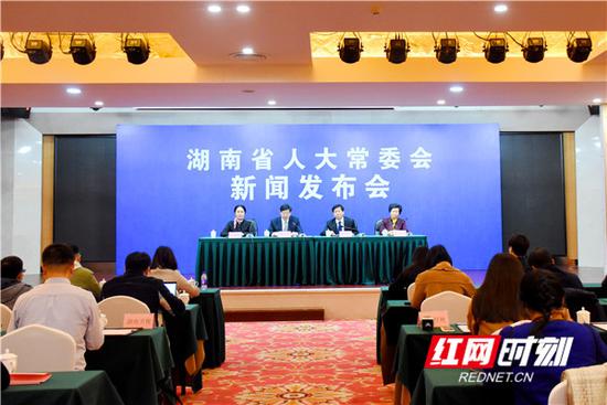 11月25日下午，湖南人大纪念地方人大设立常委会40周年新闻发布会在长沙举行