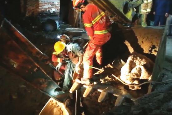 郴州一水井垮塌村民被埋在6米深基井内 消防员刨土施救