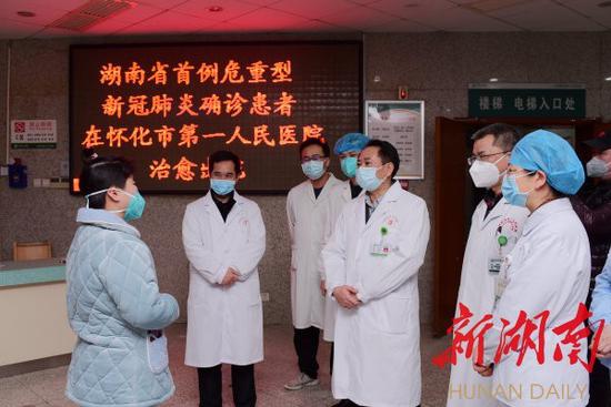 ▲2月16日晚,怀化市第一人民医院,医护人员叮嘱小彭出院后的注意事项。 湖南日报·新湖南客户端记者 雷鸿涛 摄