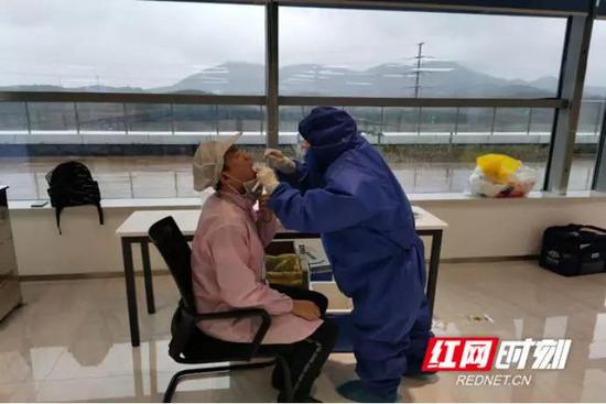 2月15日,望城经开区组织核酸检测专业医生为长沙比亚都电子有限公司的复工员工检测。