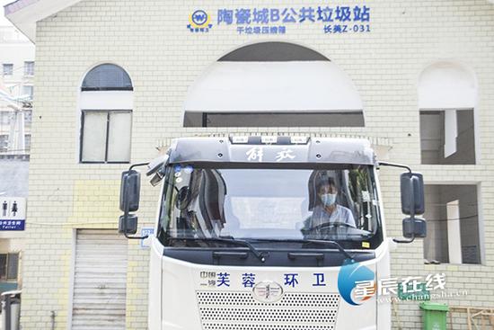 (整个“五一”期间,戴伯钧将一直坚守岗位。)