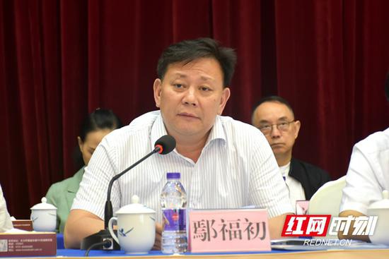 新当选的湖南省文联主席鄢福初讲话。