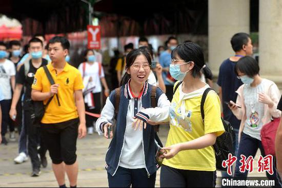 7月8日,福建福州屏东中学考点,高考考生在考试结束后轻松走出考场。 吕明 摄