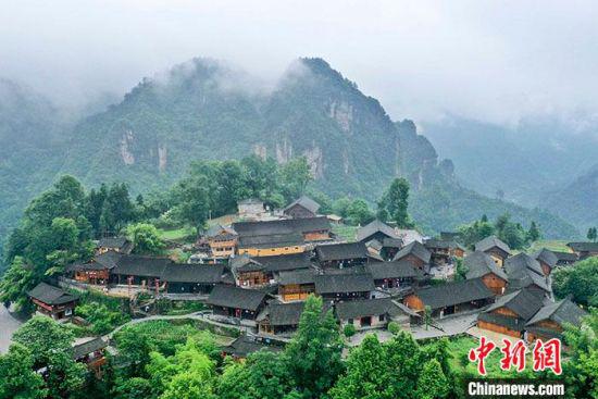 图为6月11日,航拍十八洞村。 中新社记者 杨华峰 摄