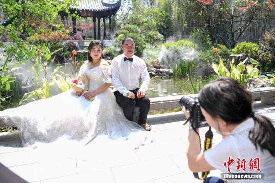 工作人员为工人夫妻拍摄婚纱照。 杨华峰 摄
