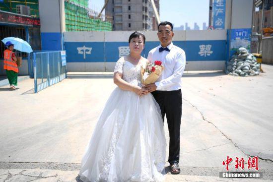 刘怀斌与妻子王丽芳选择在工地外拍摄婚纱照。 杨华峰 摄