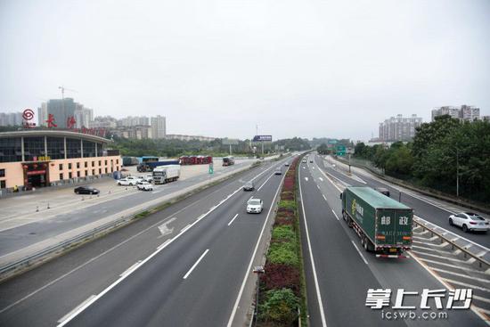 3日15时许,记者在长沙服务区发现,京港澳高速该路段双向通行顺畅。长沙晚报全媒体记者 刘琦 摄