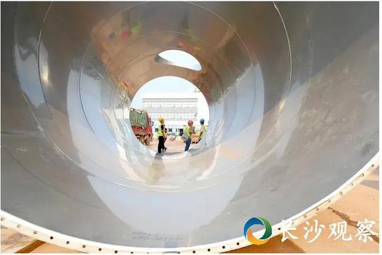 图为长沙惠科第8.6代超高清新型显示器件生产线项目进入设备搬入和机电工程施工阶段(刘珂 摄)