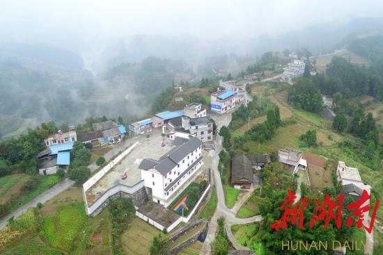 10月14日，位于高山之巅的龙山县石牌镇城堡村，已成为州级“同心美丽乡村”。 湖南日报记者 李健 摄