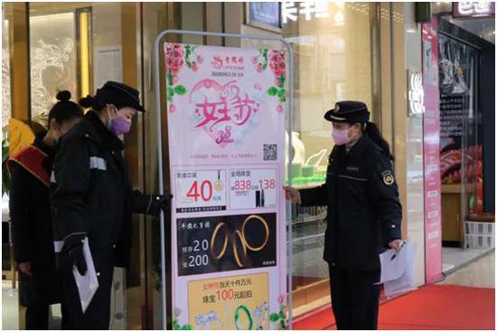 疫情防控工作中的刘晓东(右一)
