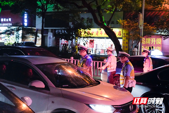 7月17日晚,郴州市交警支队开展了“夜查酒驾”和摩托车、电动自行车违法整治“飓风行动”。