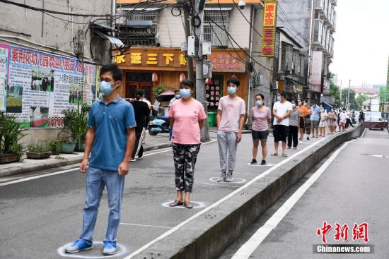 居民们站进间隔圈进行排队 杨华峰 摄