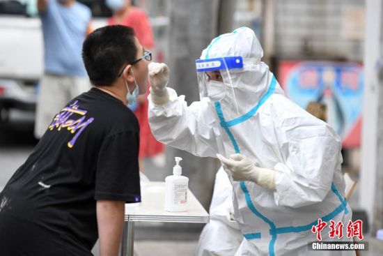 医务人员为居民进行核酸检测 杨华峰 摄
