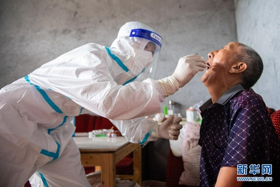 8月12日，在张家界市永定区沅古坪镇柏杨坪村，医务人员上门给村民做核酸检测取样
