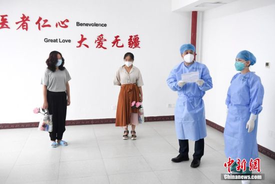 医务人员朗读治愈患者的感谢信。 杨华峰 摄