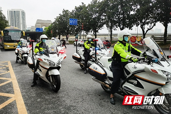  株洲交警护航送别。