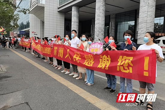  市民自发前来送别。