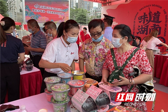 现场展台热闹非凡。