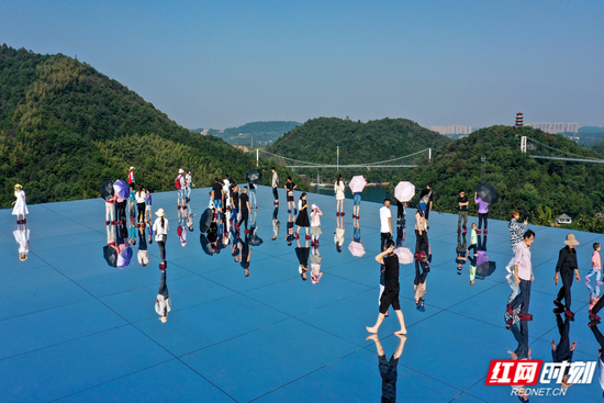 国庆假期，石燕湖“天空之镜”首次亮相，吸引众多游客前来体验