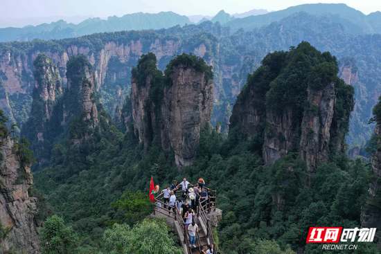 游客在张家界武陵源核心景区游玩