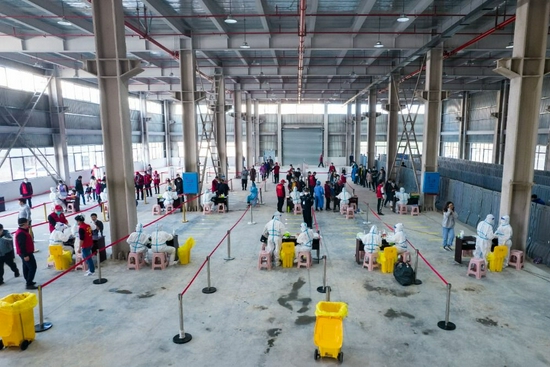 10月23日，在长沙县㮾梨街道一临时取样点，居民排队接受核酸检测取样（无人机照片）。
