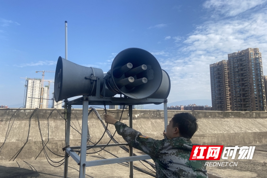 工作人员对防空警报器进行检修。