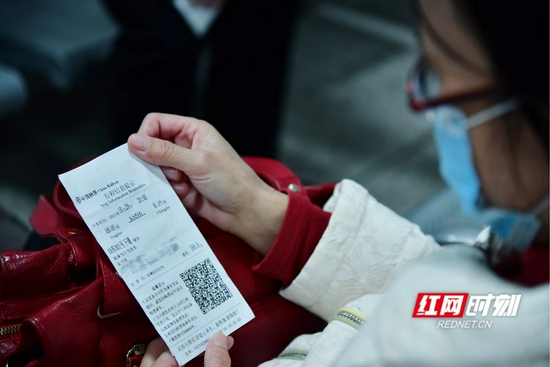 吴书理向记者展示购票信息