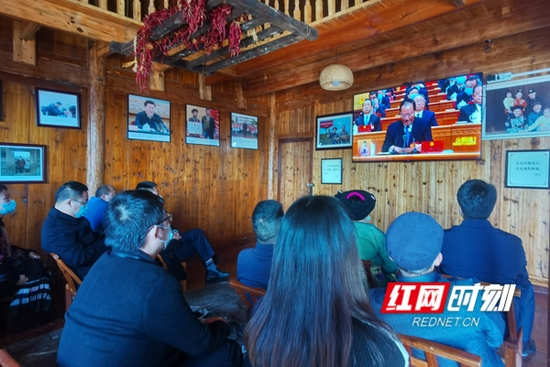 湖南省花垣县十八洞村组织党员干部群众收看省十二次党代会开幕直播盛况。