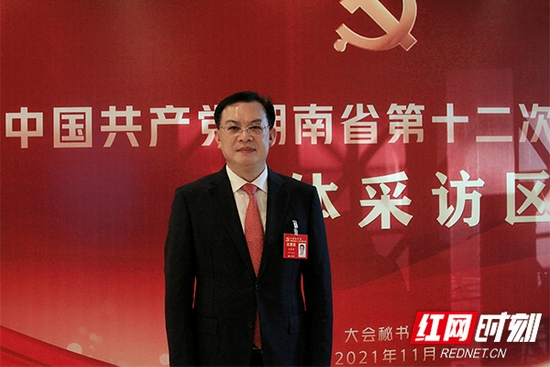 省第十二次党代会代表,省商务厅党组书记、厅长沈裕谋。