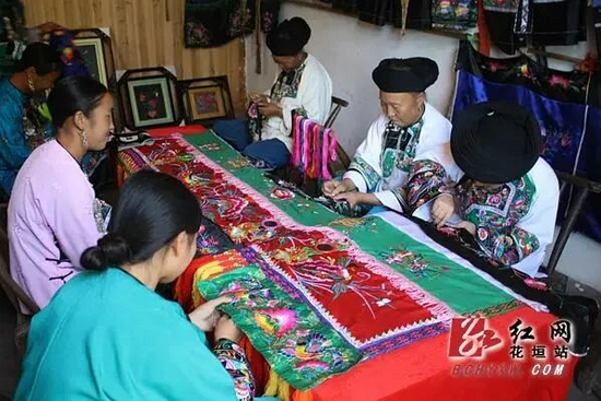 苗族妇女正在制作苗绣织锦（资料图）