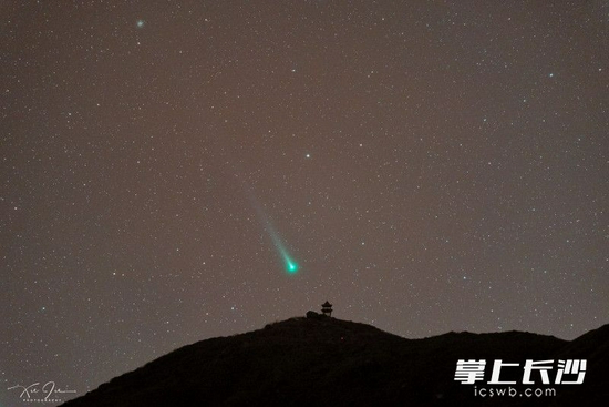 12月6日凌晨，经过两小时的延时摄影，谢杰在浏阳大围山捕捉到的彗星划过天空的一幕