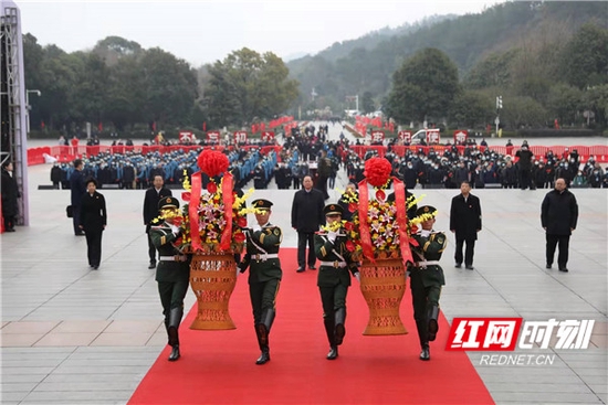  向毛泽东铜像敬献花篮。