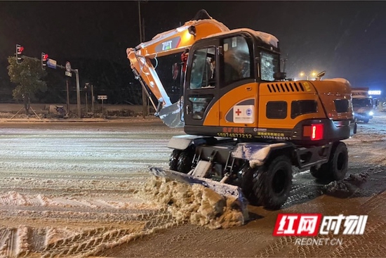  蓝天救援队的“小可爱”铲雪车