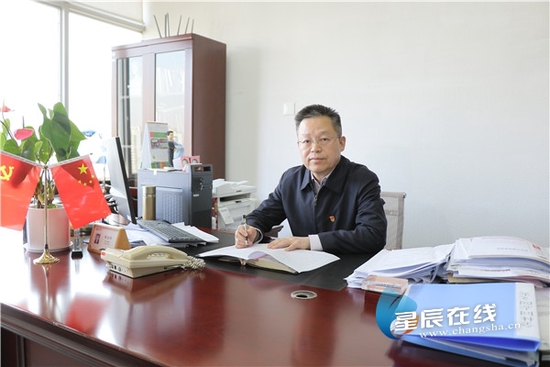 (杨金林委员长期关注园区青年干部职工的成长、成才问题。通讯员 邓芳/摄)